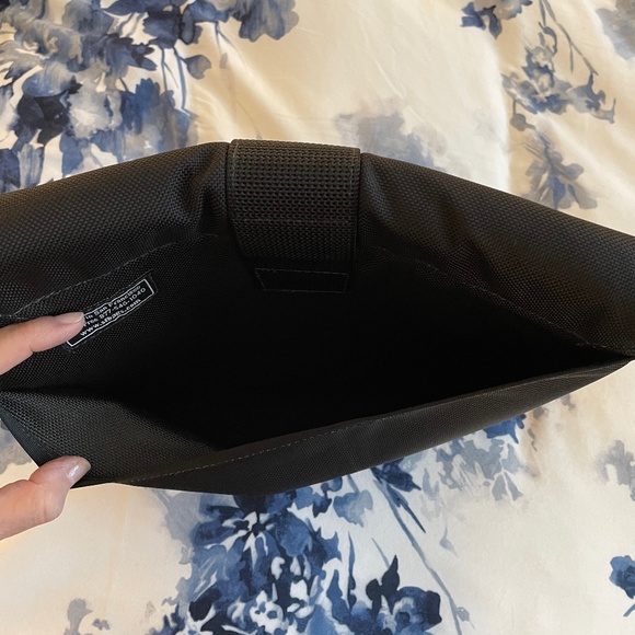 One (1) WaterField iPad/Tablet Cushioned Bag + Shoulder Strap - Picture 7 of 10